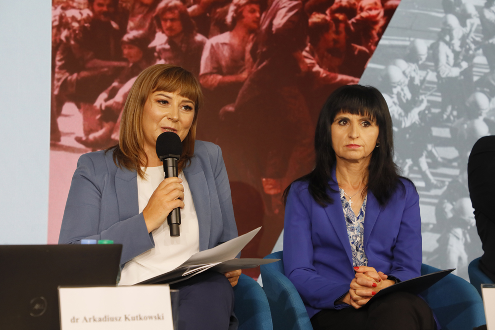 Konferencja naukowa „Radom, Ursus, Płock… Protesty robotnicze w czerwcu 1976 r. – spojrzenie po półwieczu” – Warszawa, 16 czerwca 2026. Na zdj. od lewej dr Justyna Błażejowska, dr hab. Cecylia Kuta. Fot. Piotr Życieński (IPN)