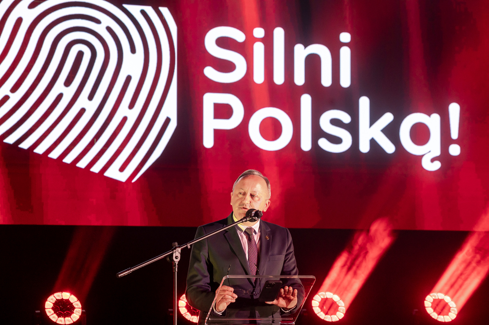Gala finałowa drugiej edycji ogólnopolskiego konkursu edukacyjnego „Silni Polską!”. Na zdj. zastępca prezesa IPN dr hab. Karol Polejowski – Kraków, 19 czerwca 2026. Fot. Sławek Kasper (IPN)
