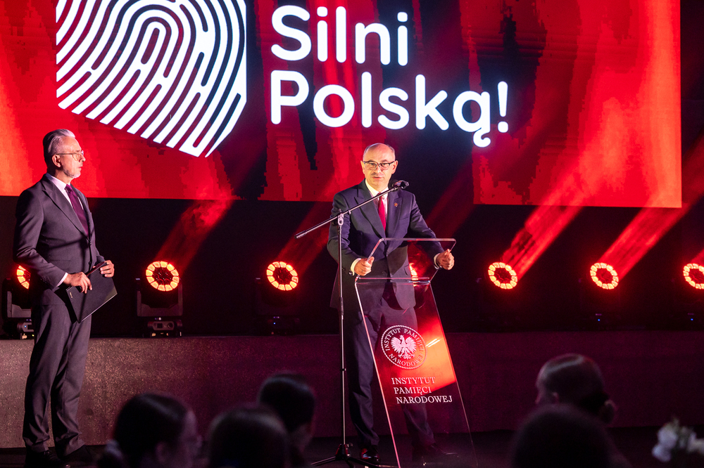 Gala finałowa drugiej edycji ogólnopolskiego konkursu edukacyjnego „Silni Polską!”. Na zdj. zastępca prezesa IPN dr Mateusz Szpytma – Kraków, 19 czerwca 2026. Fot. Sławek Kasper (IPN)