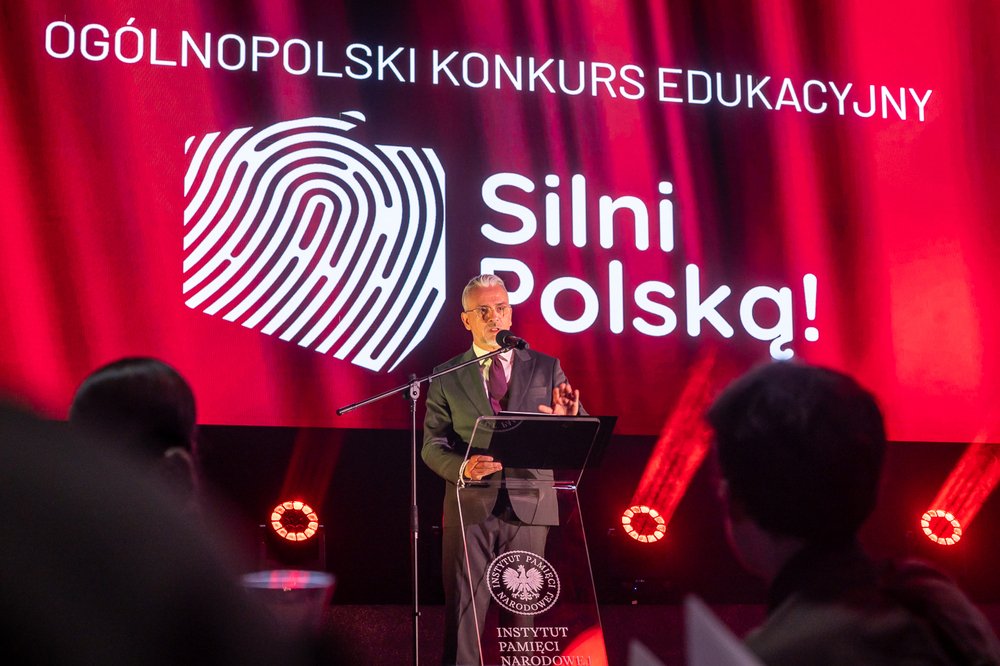 Gala finałowa drugiej edycji ogólnopolskiego konkursu edukacyjnego „Silni Polską!”. Na zdj. prowadzący Marcin Wikło – Kraków, 19 czerwca 2026. Fot. Sławek Kasper (IPN)