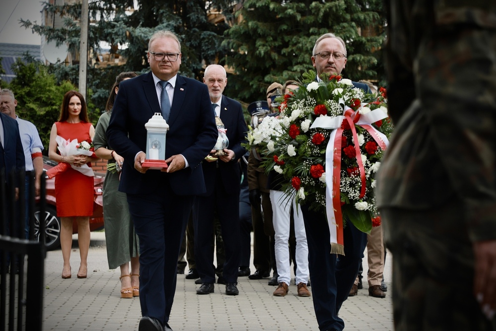 Uroczystości w hołdzie poległym w bitwie pod Czerwonym Borem. Na zdj. od lewej: dyrektor białostockiego Oddziału IPN dr hab. Krzysztof Sychowicz i zastępca prezesa IPN dr hab. Karol Polejowski – Wygoda, 21 czerwca 2026. Fot. Paula Prudziłowicz (IPN)