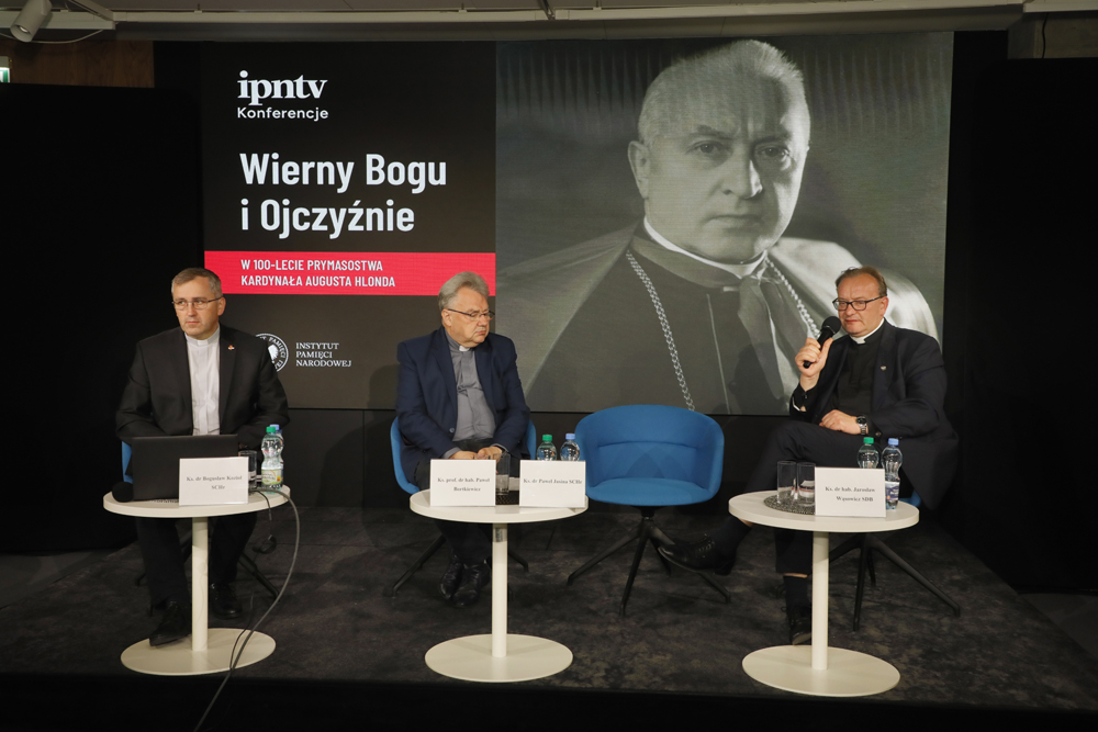 Ogólnopolska konferencja naukowa „Wierny Bogu i Ojczyźnie w 100-lecie prymasostwa kardynała Augusta Hlonda” – Warszawa, 18 czerwca 2026. Na zdj. od lewej ks. dr Bogusław Kozioł, ks. prof. dr hab. Paweł Bortkiewicz, ks. dr hab. Jarosław Wąsowicz. Fot. Piotr Życieński (IPN)
