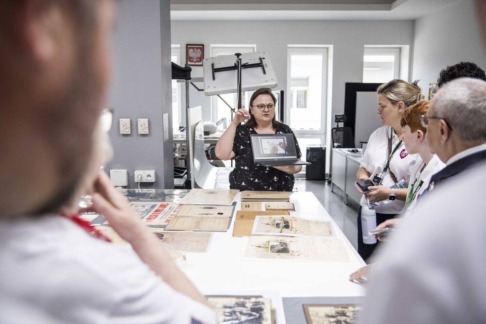 Wizyta delegacji Polish Falcons of America w Archiwum IPN i Złoty Krzyż Legii Honorowej Sokoła dla dyrektor Marzeny Kruk – Warszawa, 22 czerwca 2026. Fot. Katarzyna Adamów (IPN)
