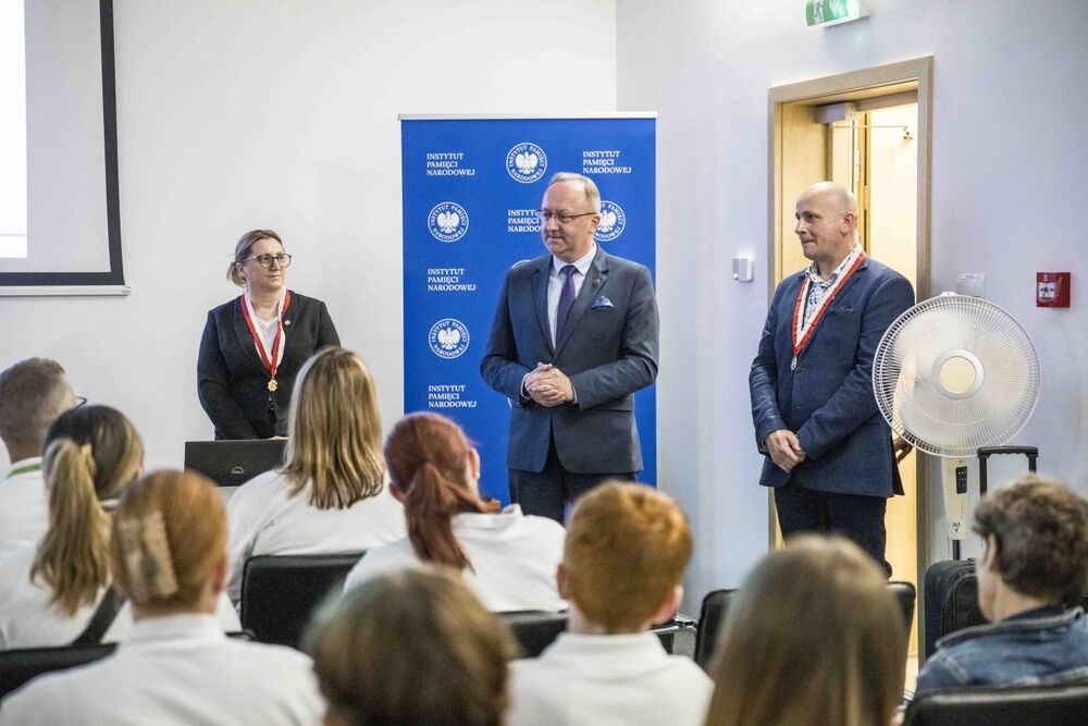 Wizyta delegacji Polish Falcons of America w Archiwum IPN i Złoty Krzyż Legii Honorowej Sokoła dla dyrektor Marzeny Kruk – Warszawa, 22 czerwca 2026. Na zdj. od lewej Marzena Kruk, dr hab. Karol Polejowski, Grzegorz Trzyna. Fot. Katarzyna Adamów (IPN)