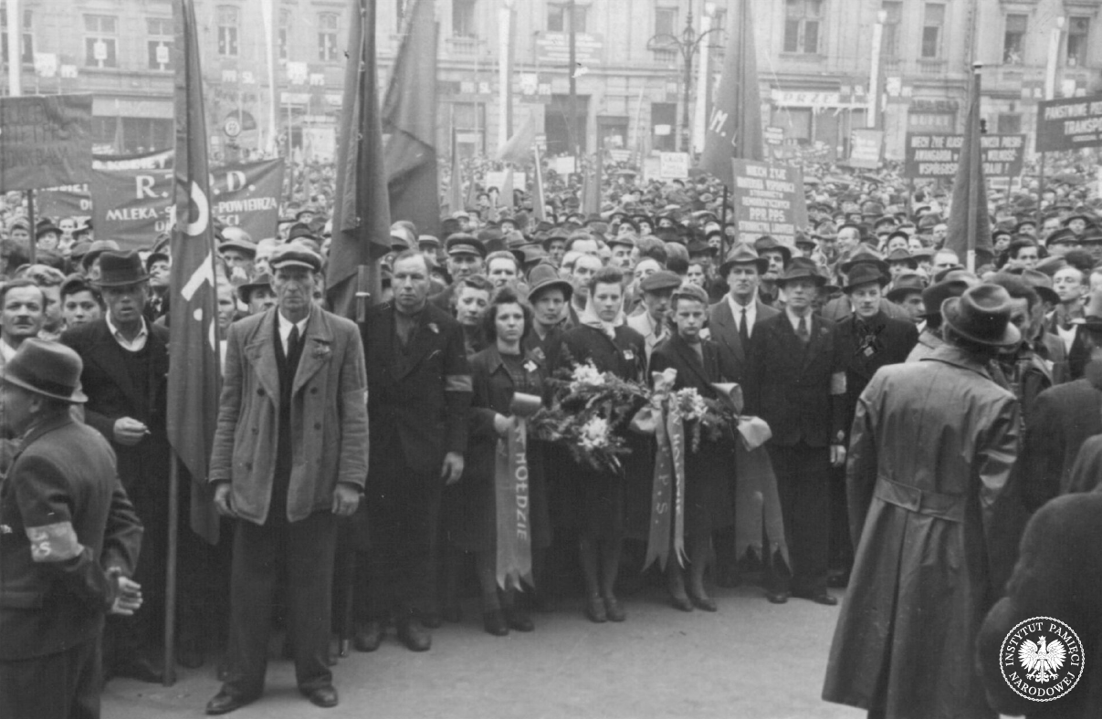 Funkcjonariusze PUBP i ORMO oddelegowani do zabezpieczenia referendum, 1946 r. Fot. z zasobu AIPN