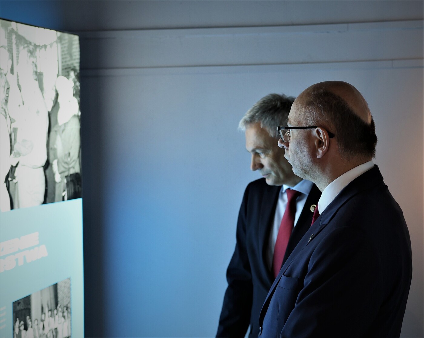 Wystawa „Wygnali Bieruta z trybuny – Szczeciński Kwiecień 1946”. Na zdj. od lewej: dyrektor BEN IPN dr Adam Pleskaczyński i zastępca prezesa IPN dr Mateusz Szpytma – Warszawa, 30 czerwca 2026. Fot. Rafał Pękalski (IPN)