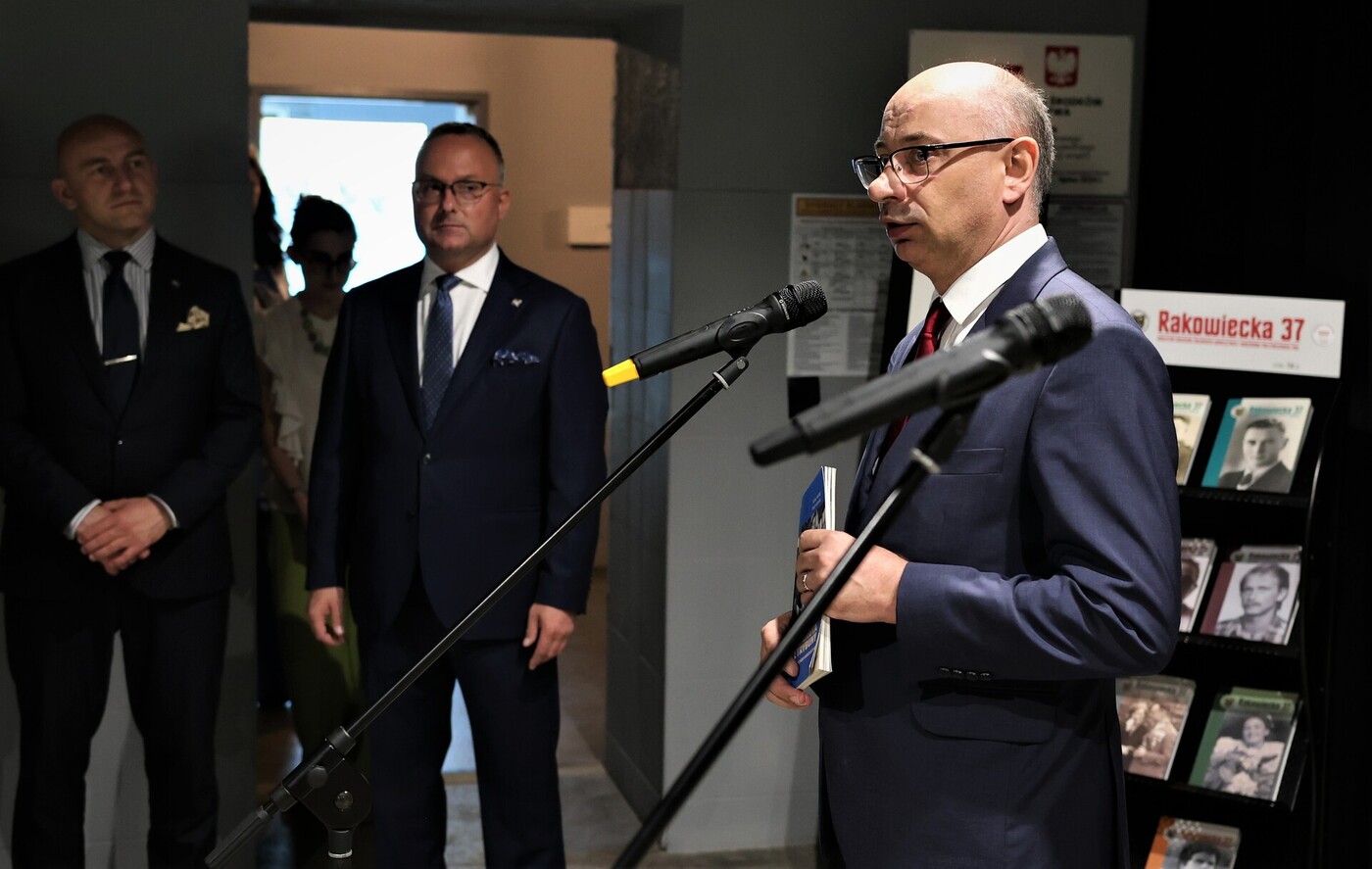 Wystawa „Wygnali Bieruta z trybuny – Szczeciński Kwiecień 1946”. Na zdj. przemawia zastępca prezesa IPN dr Mateusz Szpytma, od lewej: dyrektor Biura Prezesa IPN dr Marek Jedynak i dyrektor Oddziału IPN w Szczecinie Krzysztof Męciński – Warszawa, 30 czerwca 2026. Fot. Rafał Pękalski (IPN)