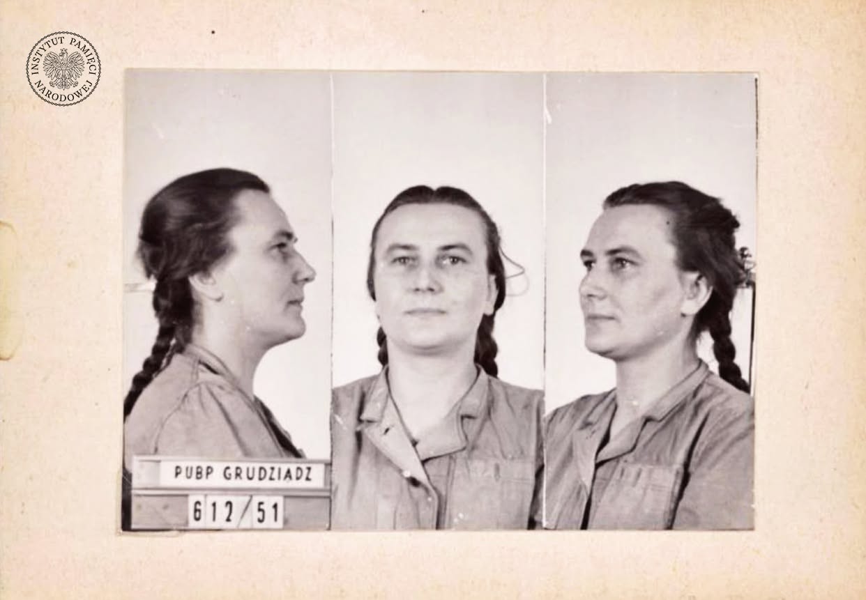 Zdjęcie sygnalityczne Antoniny Niemczur, wykonane 29 grudnia 1951 r. w Powiatowym Urzędzie Bezpieczeństwa Publicznego w Grudziądzu (fot. z zasobu AIPN)