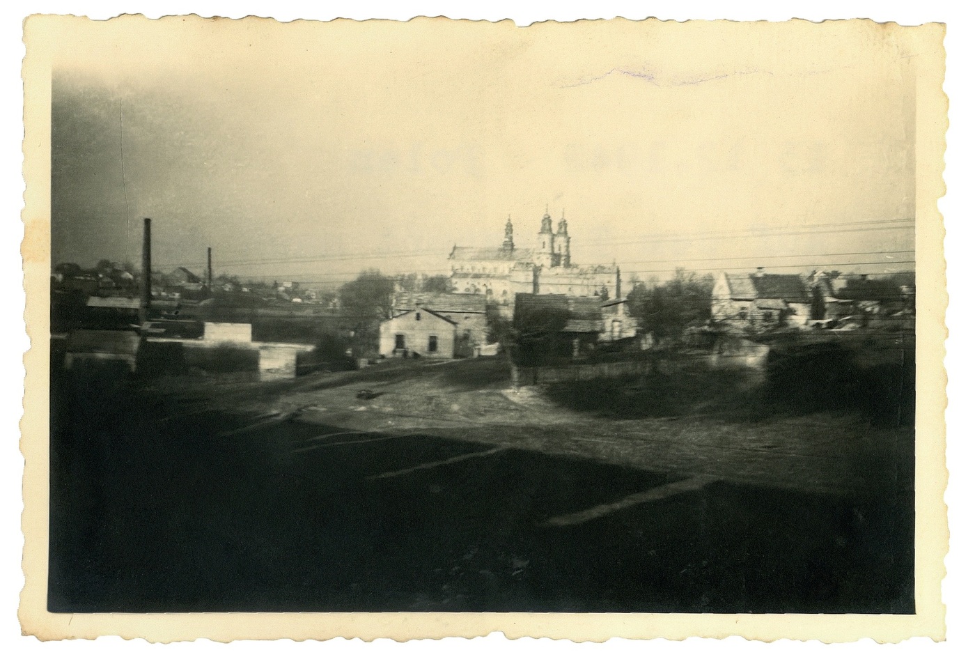 Przedmieście Krakowskie w Jarosławiu, grudzień 1942 r. W głębi widoczny zespół klasztorny oo. Dominikanów. Fot. ze zbiorów Tomasza Berezy