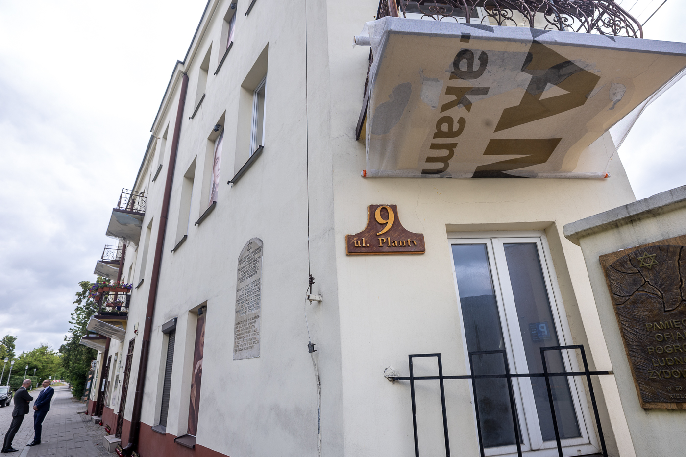 Zastępca prezesa IPN dr Mateusz Szpytma złożył kwiaty pod tablicą upamiętniającą zamordowanych Żydów – Kielce, 3 lipca 2026 r., Fot. Sławek Kasper (IPN)