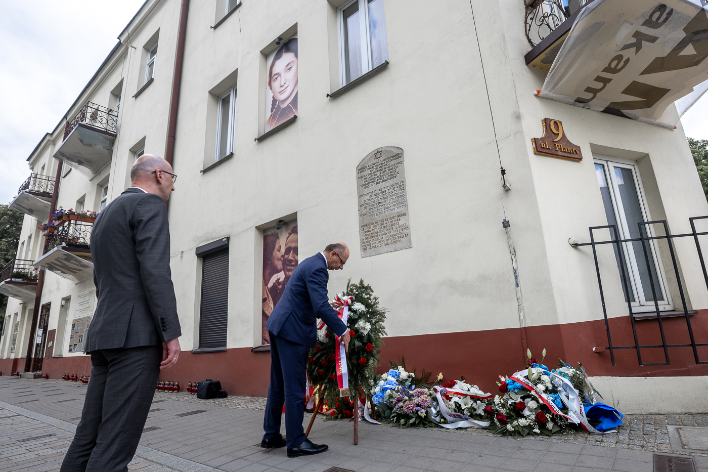 Zastępca prezesa IPN dr Mateusz Szpytma złożył kwiaty pod tablicą upamiętniającą zamordowanych Żydów – Kielce, 3 lipca 2026 r., Fot. Sławek Kasper (IPN)