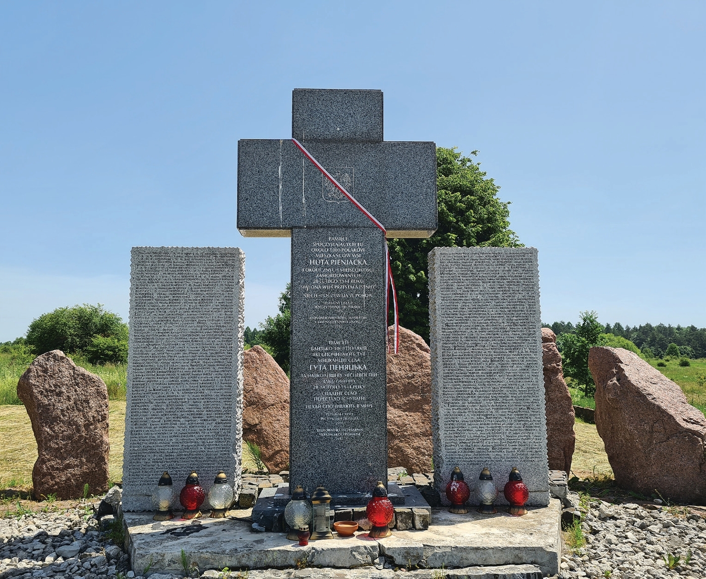 Pomnik w Hucie Pieniackiej (fot. A. Wojtkowska, zdjęcie pierwotnie opublikowane w „Biuletynie IPN”)