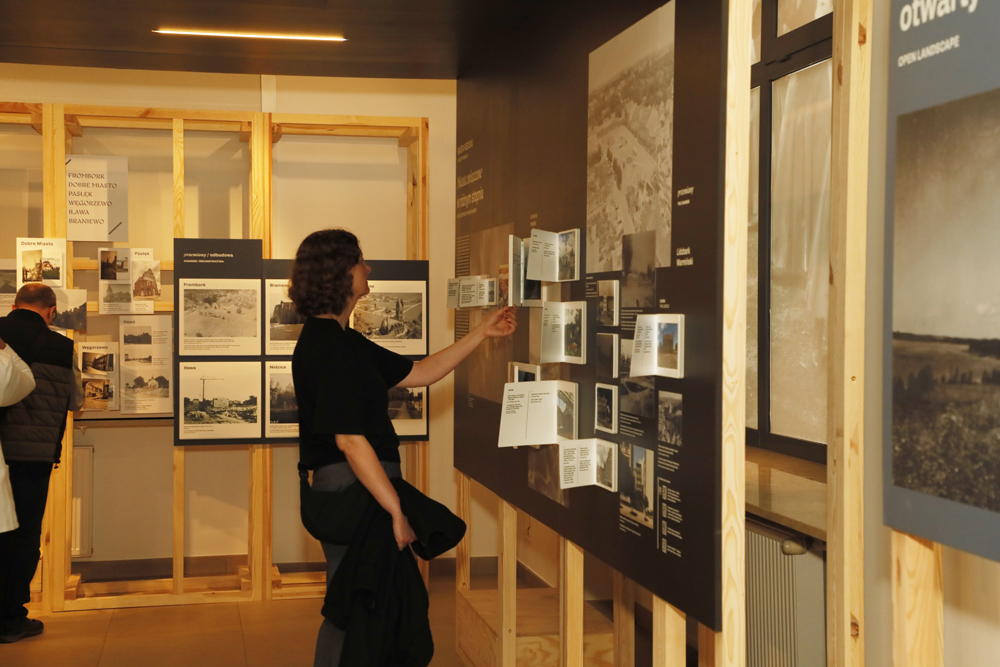Wernisaż wystawy „Przemiany. Krajobraz kulturowy Warmii i Mazur 1945–2025” – Warszawa, 9 lipca 2026. Fot. Piotr Życieński (IPN)