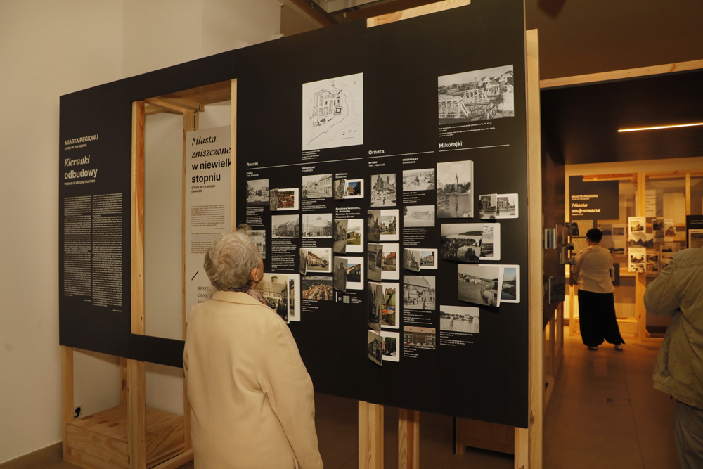 Wernisaż wystawy „Przemiany. Krajobraz kulturowy Warmii i Mazur 1945–2025” – Warszawa, 9 lipca 2026. Fot. Piotr Życieński (IPN)