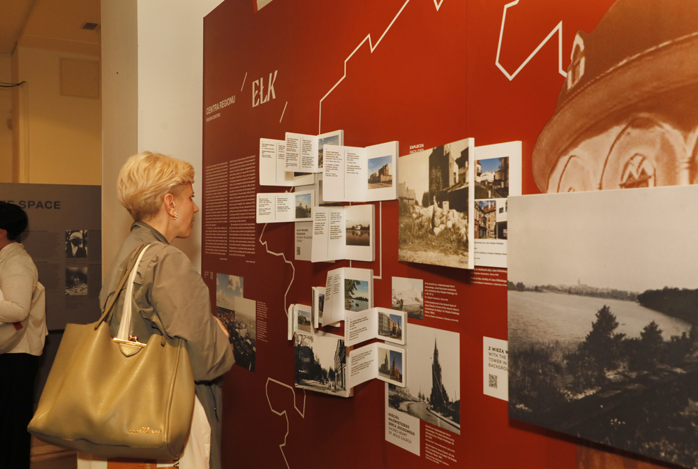 Wernisaż wystawy „Przemiany. Krajobraz kulturowy Warmii i Mazur 1945–2025” – Warszawa, 9 lipca 2026. Fot. Piotr Życieński (IPN)