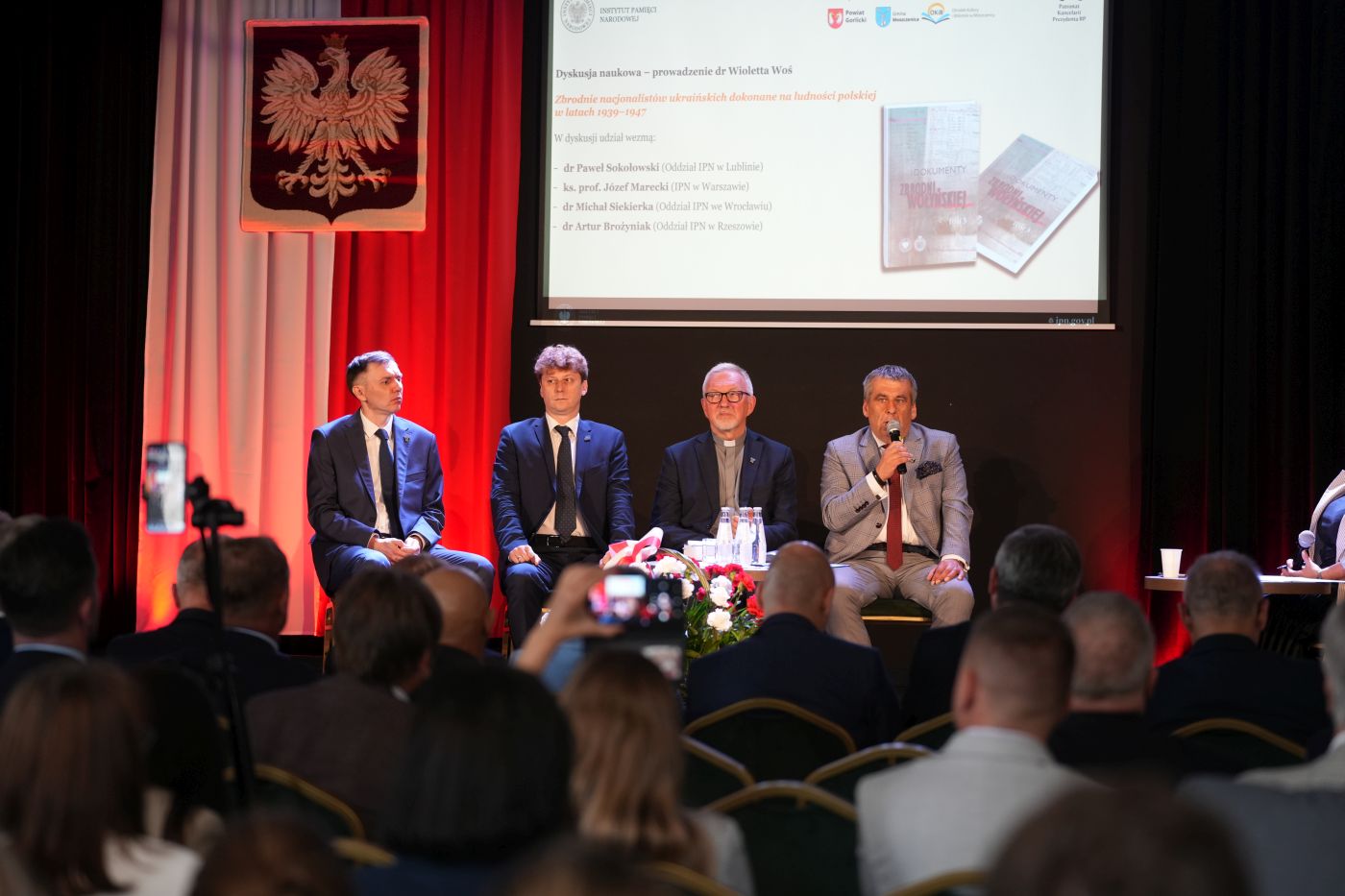 Obchody 83. rocznicy Zbrodni Wołyńskiej – Moszczenica, 13 lipca 2026. Na zdj. od lewej dr Paweł Sokołowski, dr Michał Siekierka, ks. prof. dr hab. Józef Marecki, dr Artur Brożyniak. Fot. Dominik Borek (IPN)