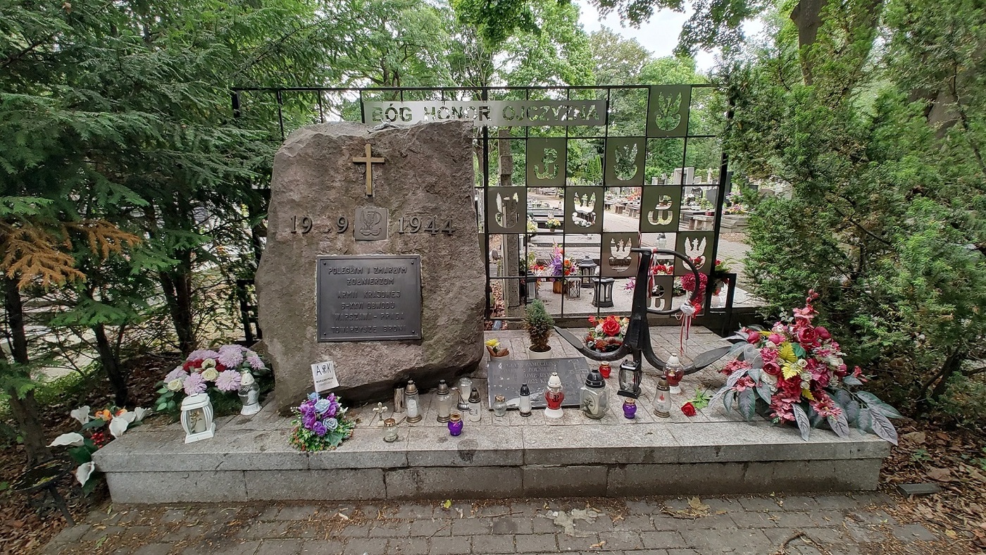 Spacer historyczny po Cmentarzu Bródnowskim. Fot. Łukasz Zwaliński (IPN)