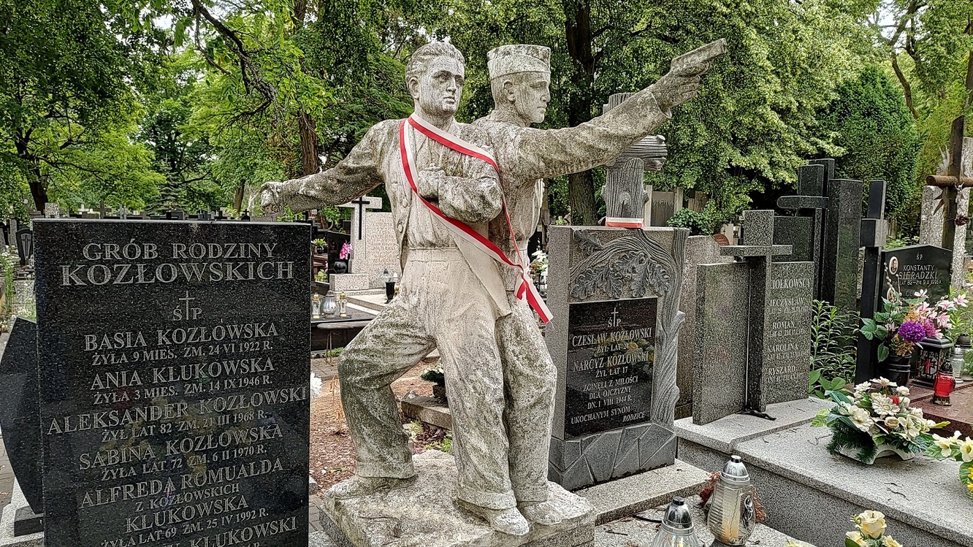 Spacer historyczny po Cmentarzu Bródnowskim. Fot. Łukasz Zwaliński (IPN)