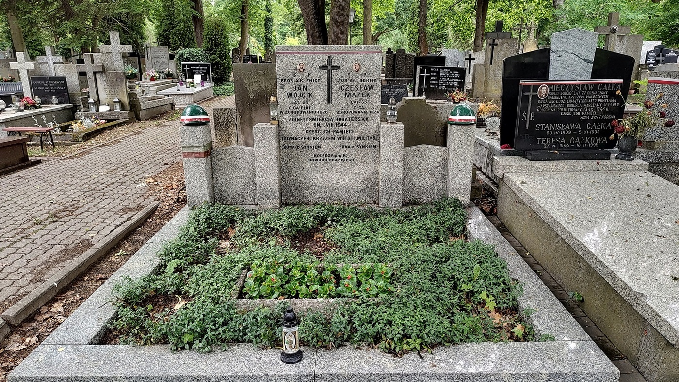 Spacer historyczny po Cmentarzu Bródnowskim. Fot. Łukasz Zwaliński (IPN)