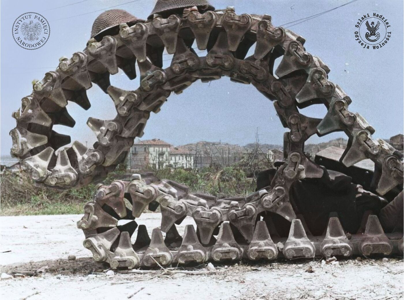 Dwa żołnierskie hełmy na gąsienicy zniszczonego czołgu, Ankona, 1944 r. (fot. Instytut Polski i Muzeum im. gen. Sikorskiego w Londynie)