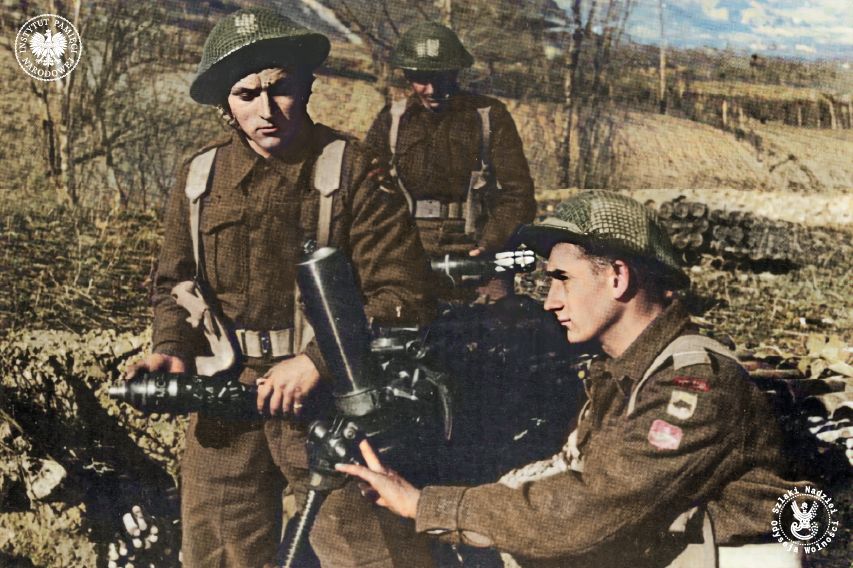 Żołnierze 6. Lwowskiej Brygady Piechoty z 5. Kresowej Dywizji Piechoty przy obsłudze moździerza, 2. Korpus Polski we Włoszech, 1944–1945 r. fot. AIPN