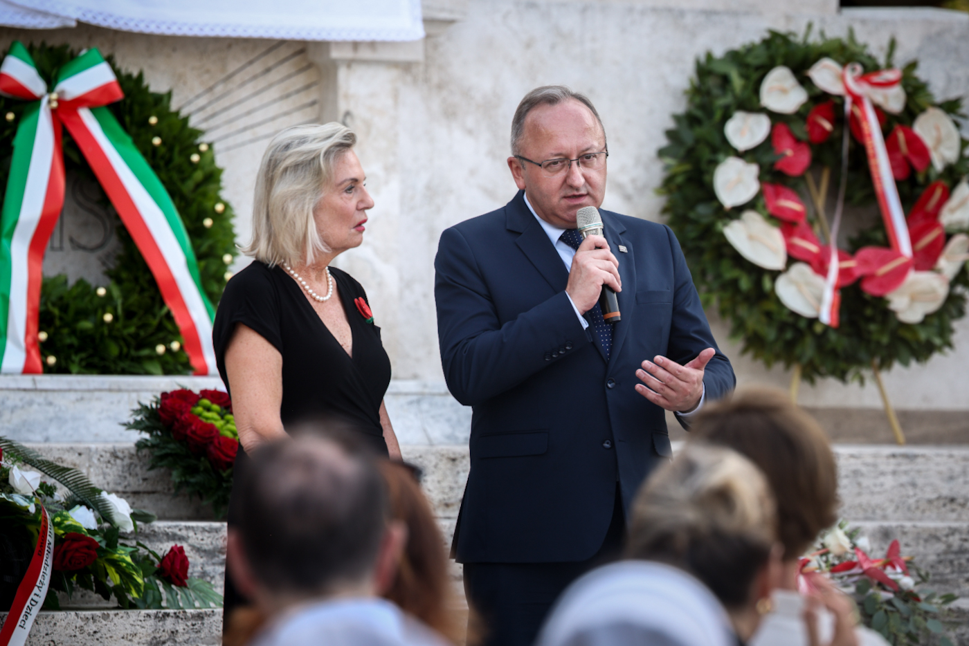 Uroczystości w hołdzie polskim bohaterom – wyzwolicielom Ankony. Polski Cmentarz Wojenny w Loreto. Na zdjęciu: Anna Maria Anders i zastępca prezesa IPN dr hab. Karol Polejowski. Fot. Sławek Kasper (IPN)