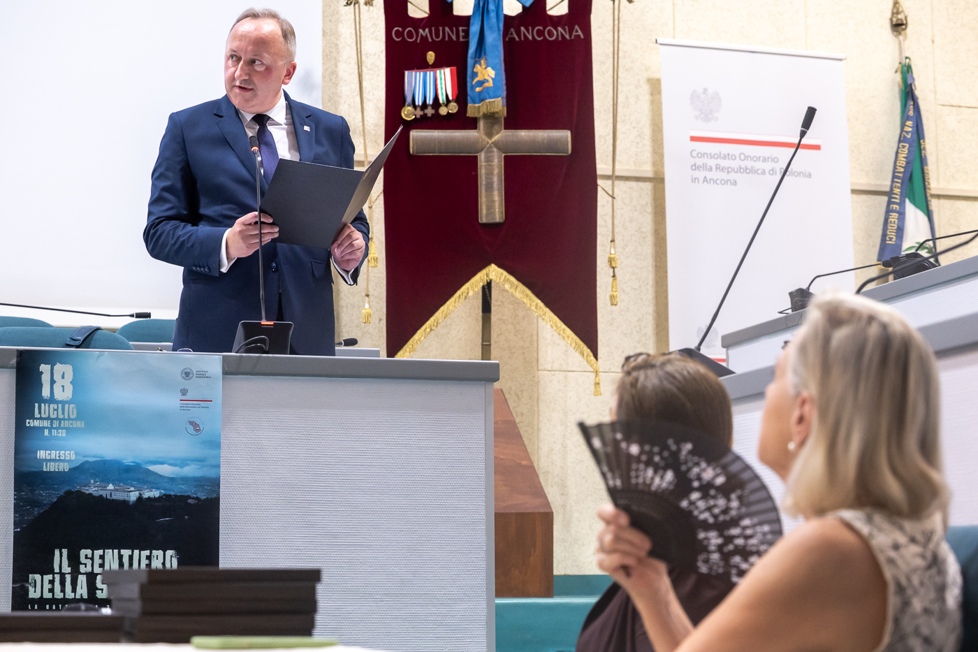 W hołdzie polskim bohaterom – wyzwolicielom Ankony. Uroczystości w sali Rady Miejskiej w Ankonie. Przemawia zastępca prezesa IPN dr hab. Karol Polejowski. Fot. Sławek Kasper (IPN)