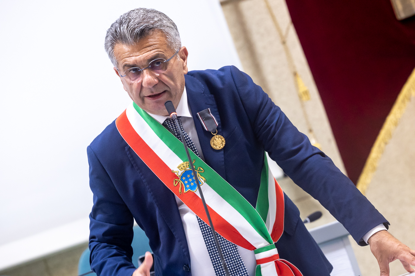 W hołdzie polskim bohaterom – wyzwolicielom Ankony. Uroczystości w Sali Rady Miejskiej w Ankonie. Przemawia burmistrz Cassino, Enzo Salera. Fot. Sławek Kasper (IPN)