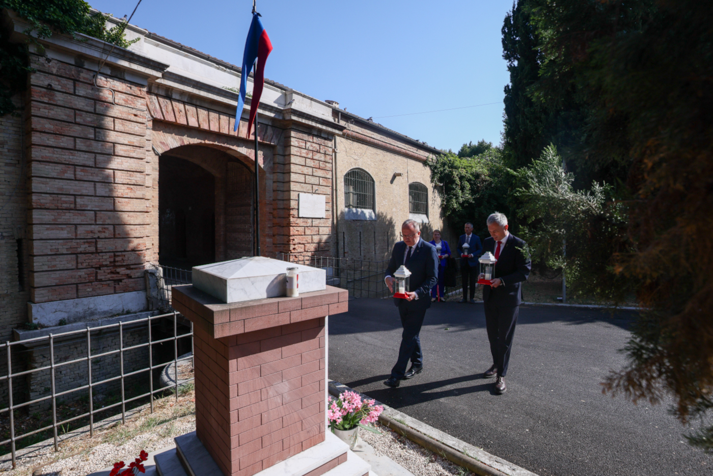 W hołdzie polskim bohaterom – wyzwolicielom Ankony. Uroczystości przy Porta Santo Stefano. Znicze składają zastępca prezesa IPN dr hab. Karol Polejowski (z lewej) i dyrektor Biura Edukacji Narodowej IPN dr Adam Pleskaczyński. Fot. Sławek Kasper (IPN)