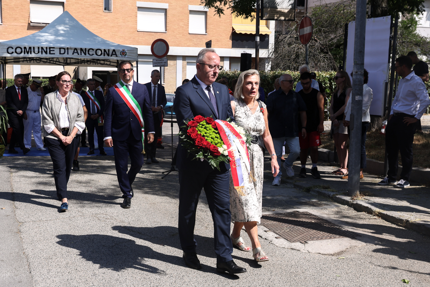 W hołdzie polskim bohaterom – wyzwolicielom Ankony. Uroczystości przy Porta Santo Stefano. Na zdjęciu: zastępca prezesa IPN dr hab. Karol Polejowski i Anna Maria Anders, córka gen. Władysława Andersa. Fot. Sławek Kasper (IPN)