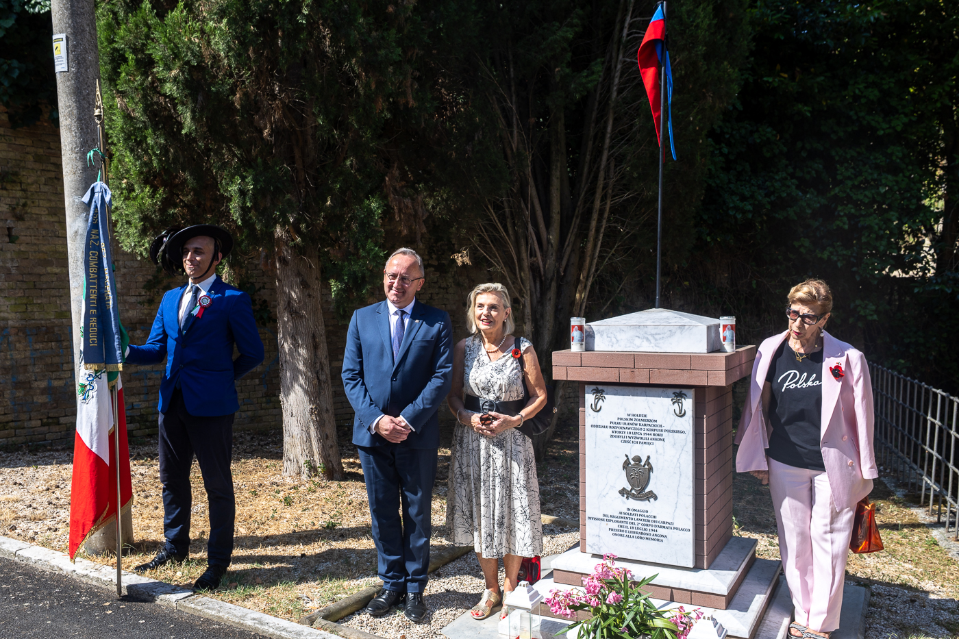 W hołdzie polskim bohaterom – wyzwolicielom Ankony. Uroczystości przy Porta Santo Stefano. Stoją w środku: zastępca prezesa IPN dr hab. Karol Polejowski i córka gen. Władysława Andersa, Anna Maria Anders. Fot. Sławek Kasper (IPN)