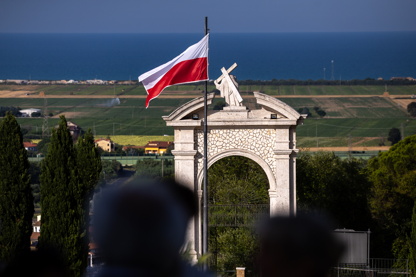 Uroczystości w hołdzie polskim bohaterom – wyzwolicielom Ankony. Polski Cmentarz Wojenny w Loreto. Fot. Sławek Kasper (IPN)