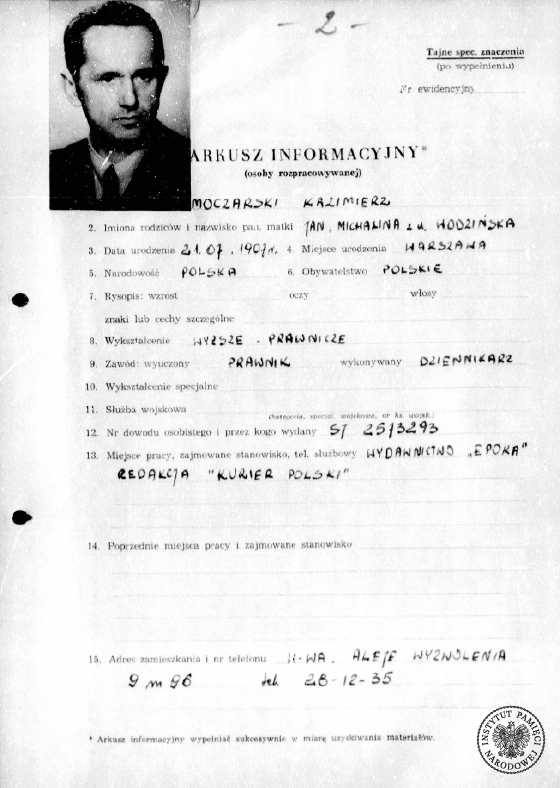 Fotografia Kazimierza Moczarskiego, pochodząca prawdopodobnie z połowy lat 60. XX w., dołączona do „Arkusza informacyjnego (osoby rozpracowywanej)” z 14 października 1967 r. (fot. z zasobu IPN)