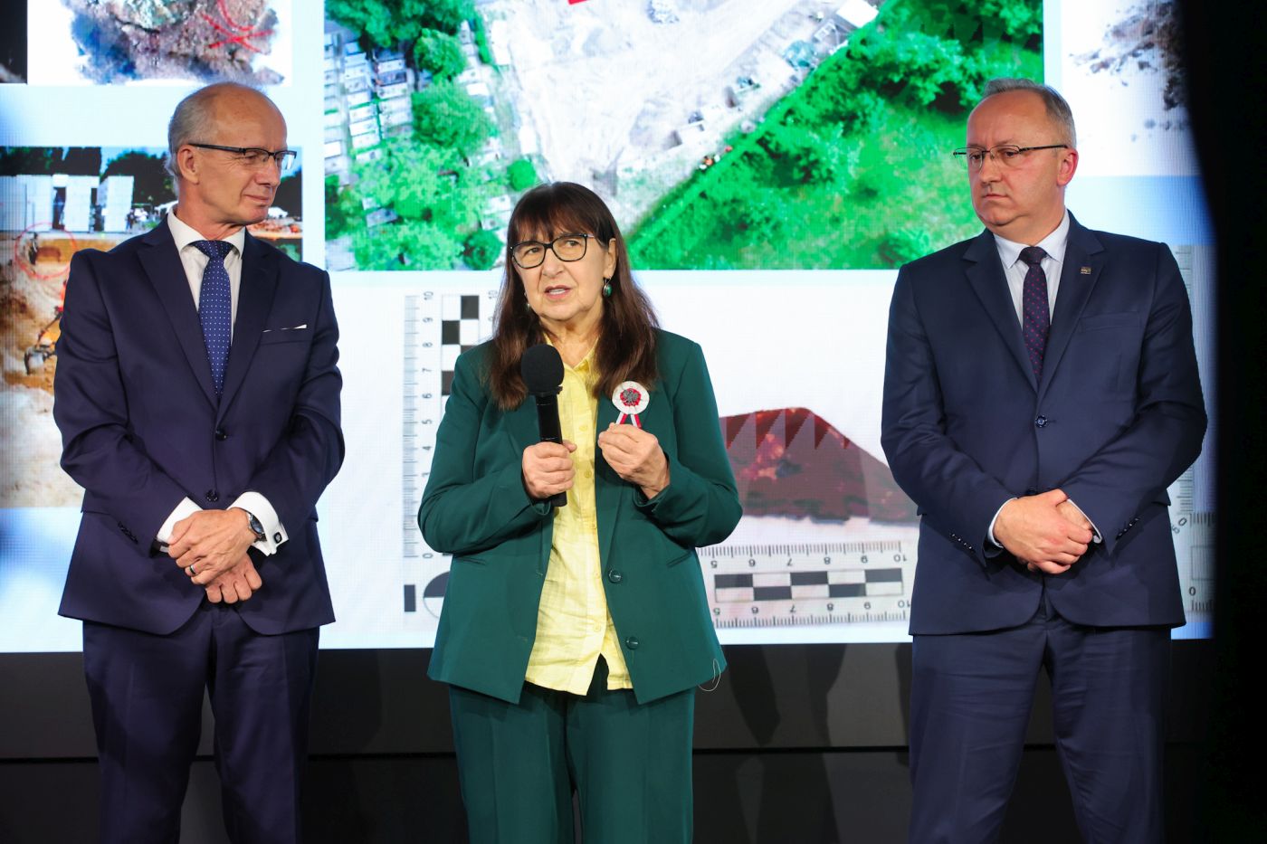 Konferencja prasowa IPN dotycząca zidentyfikowania Mieczysława Dziemieszkiewicza „Roja”. Na zdj.: dr hab. Krzysztof Szwagrzyk (L), Barbara Kownacka-Płauszewska – siostrzenica „Roja” oraz dr hab. Karol Polejowski (P) – Warszawa, 24 lipca 2026. Fot. Dariusz Skrzyniarz (IPN)