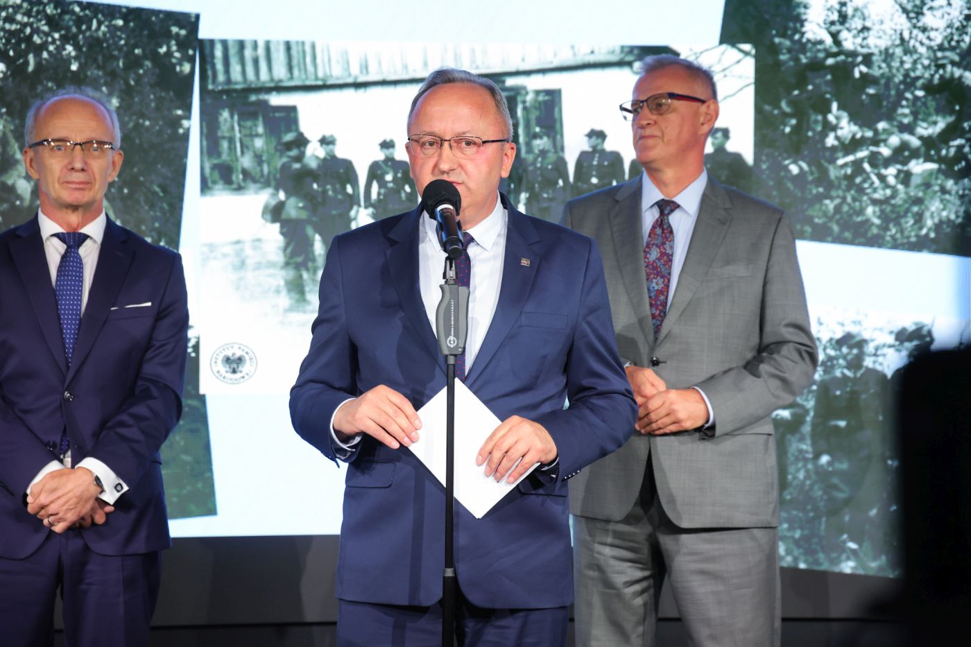 Konferencja prasowa IPN dotycząca zidentyfikowania Mieczysława Dziemieszkiewicza „Roja”. Na zdj.: dr hab. Krzysztof Szwagrzyk (L), dr hab. Karol Polejowski (C) i prok. Andrzej Pozorski (P) – Warszawa, 24 lipca 2026. Fot. Dariusz Skrzyniarz (IPN)