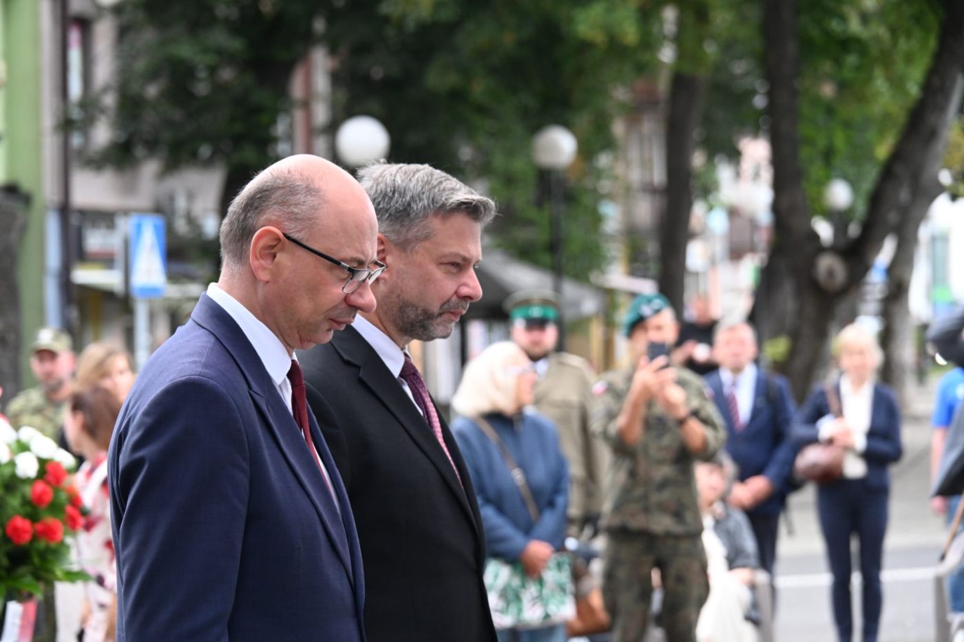 Uczciliśmy pamięć Apoloniusza Józefowicza i Stefana Miłkowskiego – żołnierzy AK, członków zarządu powiatowego PSL. Na zdj. zastępca prezesa IPN dr Mateusz Szpytma i dyrektor krakowskiego Oddziału IPN dr hab. Filip Musiał – Miechów, 28 lipca 2026. Fot. Janusz Ślęzak (IPN)