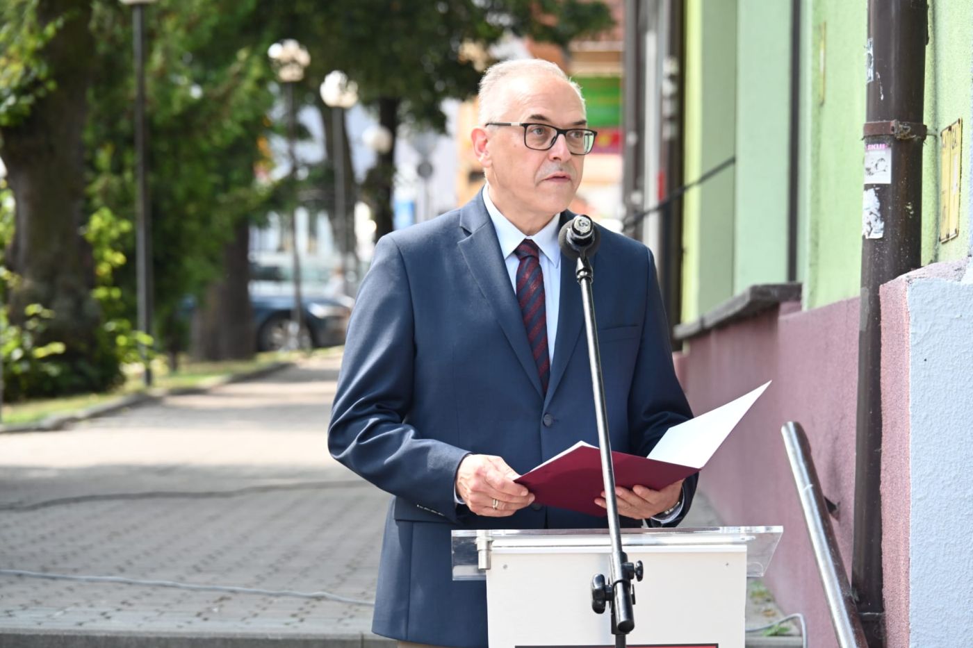 Uczciliśmy pamięć Apoloniusza Józefowicza i Stefana Miłkowskiego – żołnierzy AK, członków zarządu powiatowego PSL. Na zdj. doradca Prezydenta RP dr Maciej Korkuć – Miechów, 28 lipca 2026. Fot. Janusz Ślęzak (IPN)