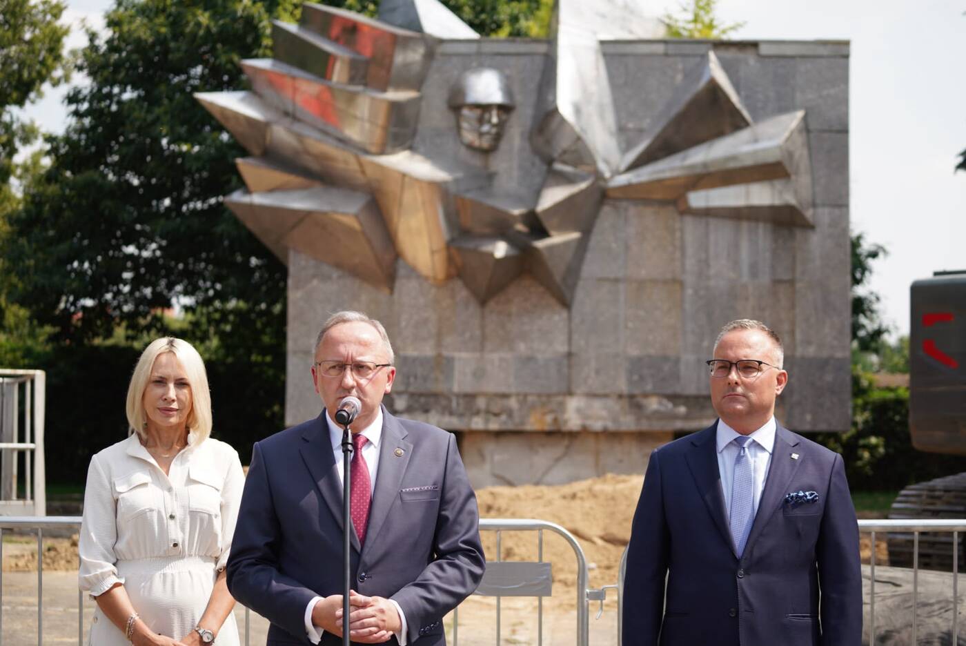 Usunęliśmy sowiecki obiekt propagandowy w Pyrzycach. Na zdj. od lewej: burmistrz miasta Pyrzyc Marzena Podzińska, zastępca prezesa IPN dr hab. Karol Polejowski i dyrektor szczecińskiego Oddziału IPN Krzysztof Męciński – 31 lipca 2026. Fot. Mateusz Niegowski (IPN)