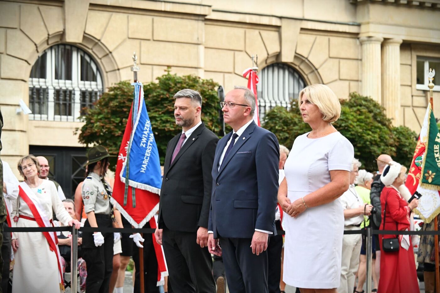 W Krakowie upamiętniliśmy Powstańców Warszawskich. Na zdj. od lewej: dyrektor Oddziału IPN w Krakowie dr hab. Filip Musiał, zastępca prezesa IPN dr hab. Karol Polejowski i zastępca dyrektora krakowskiego Oddziału IPN Cecylia Radoń – 1 sierpnia 2026. Fot. Żaneta Wierzgacz (IPN)
