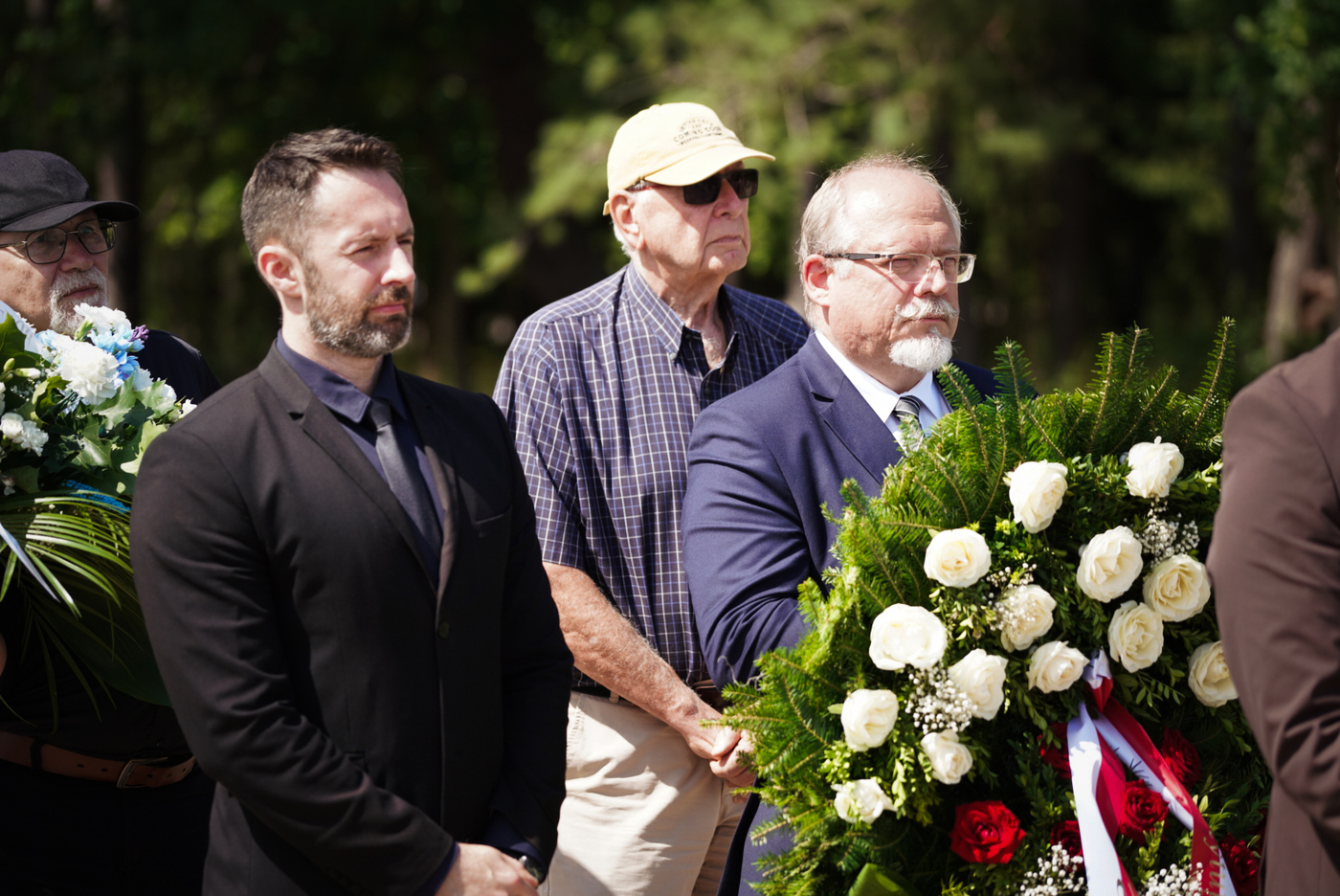 Uroczystości w 83. rocznicę buntu więźniów obozu śmierci Treblinka II. Na zdj. od lewej: zastępca dyrektora BWM IPN dr Mateusz Marek i dyrektor BUWiM IPN Adam Siwek – 2 sierpnia 2026. Fot. Mateusz Niegowski (IPN)