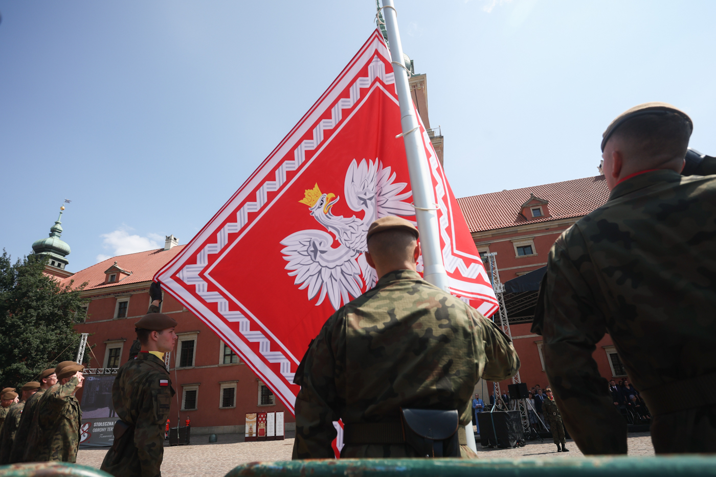 Wręczenie sztandaru wojskowego 18 Stołecznej Brygadzie Obrony Terytorialnej – Warszawa, 3 sierpnia 2026. Fot. Sławek Kasper (IPN)