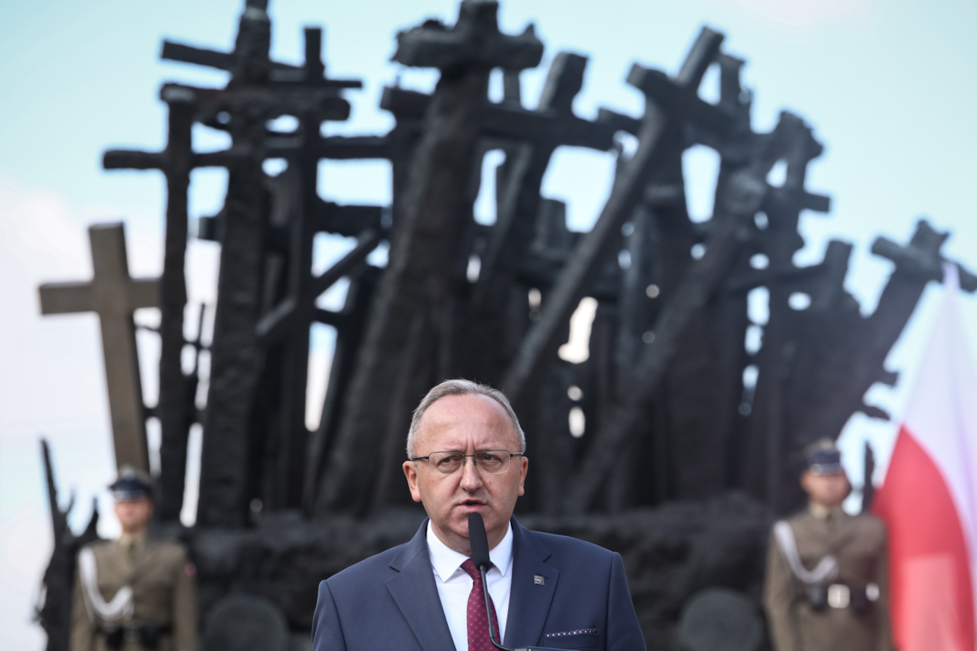 W hołdzie ofiarom „operacji polskiej” NKWD. Na zdj. zastępca prezesa IPN dr hab. Karol Polejowski – Warszawa, 11 sierpnia 2026. Fot. Sławek Kasper (IPN)