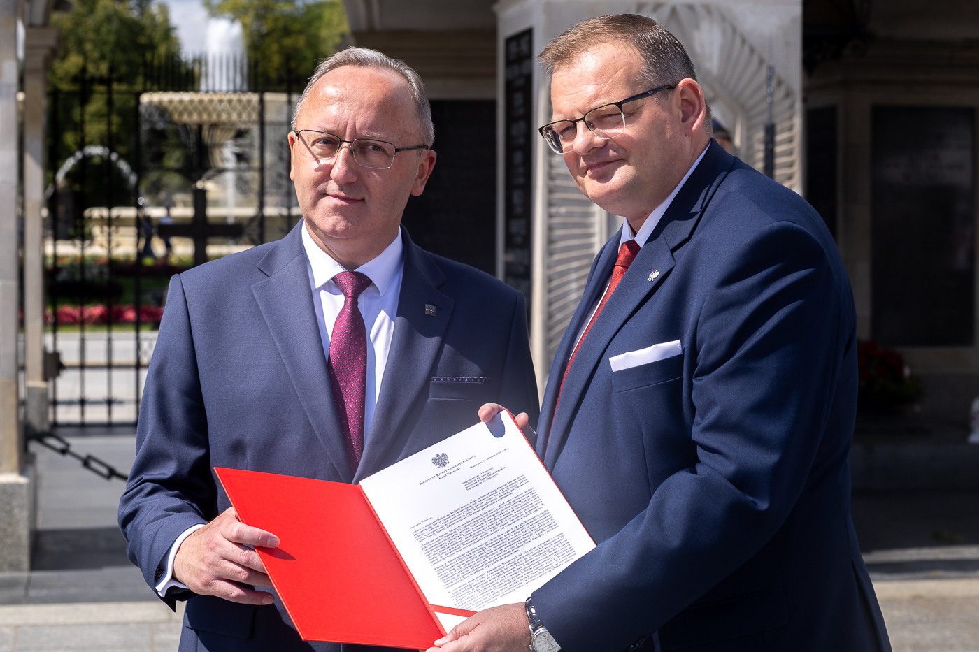 82. rocznica powołania Brygady Świętokrzyskiej Narodowych Sił Zbrojnych. Na zdj. od lewej: zastępca prezesa IPN dr hab. Karol Polejowski i doradca Prezydenta RP Jan Józef Kasprzyk – Warszawa, 11 sierpnia 2026. Fot. Sławek Kasper (IPN)
