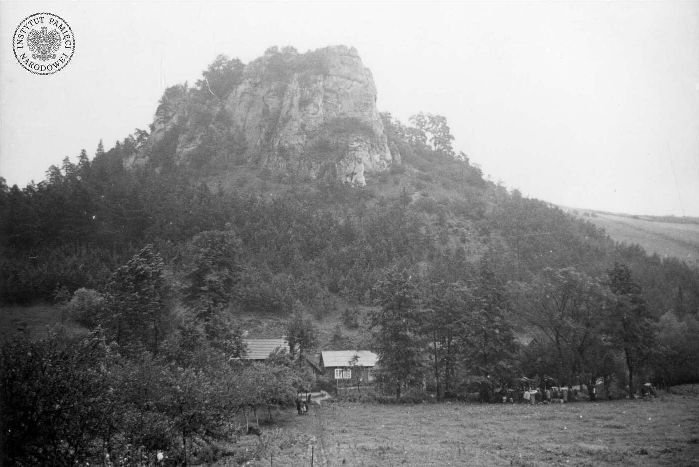 Fragment panoramy wsi Szklary. Z prawej strony grupa kobiet protestujących przeciwko wyburzeniu ganku dobudowanego bez zezwolenia władz do zakupionego przez ks. Józefa Pochopienia budynku pełniącego funkcję punktu katechetycznego, 12 VIII 1974 r. (fot. z zasobu IPN)