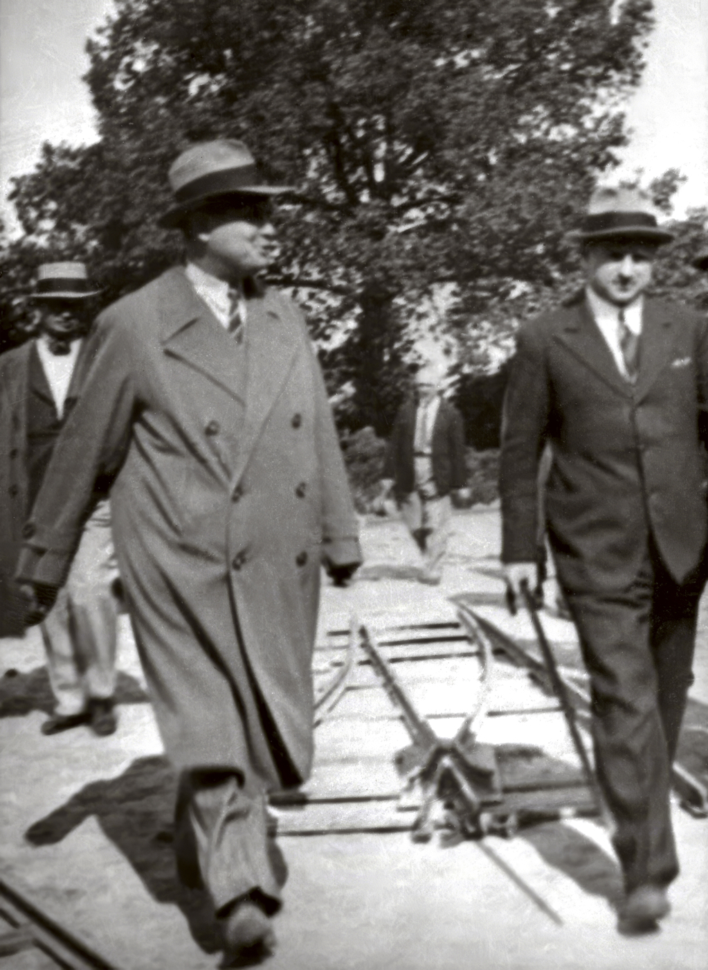 Prezydent Miasta Stołecznego Warszawy i wiceprezydent Julian S.Kulski podczas inspekcji na budowie bulwarów nad Wisłą, 1937. Fot. ze zbiorów Fundacji Kulskich