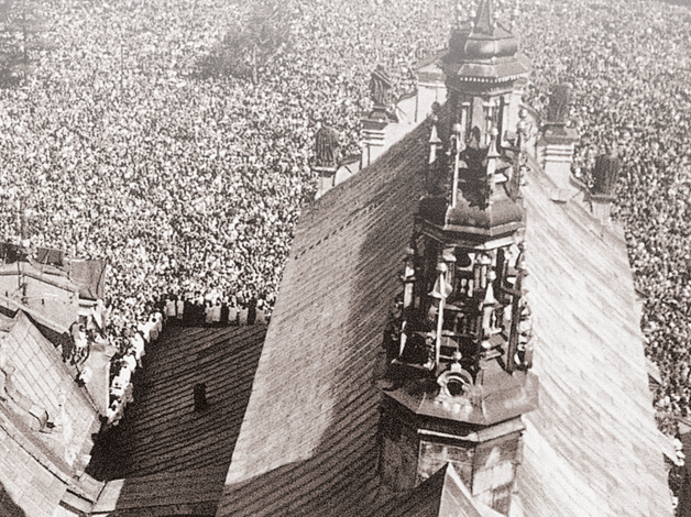 Tłumy wiernych pod szczytem Jasnej Góry, 26 sierpnia 1956 r. Fot. AIPN