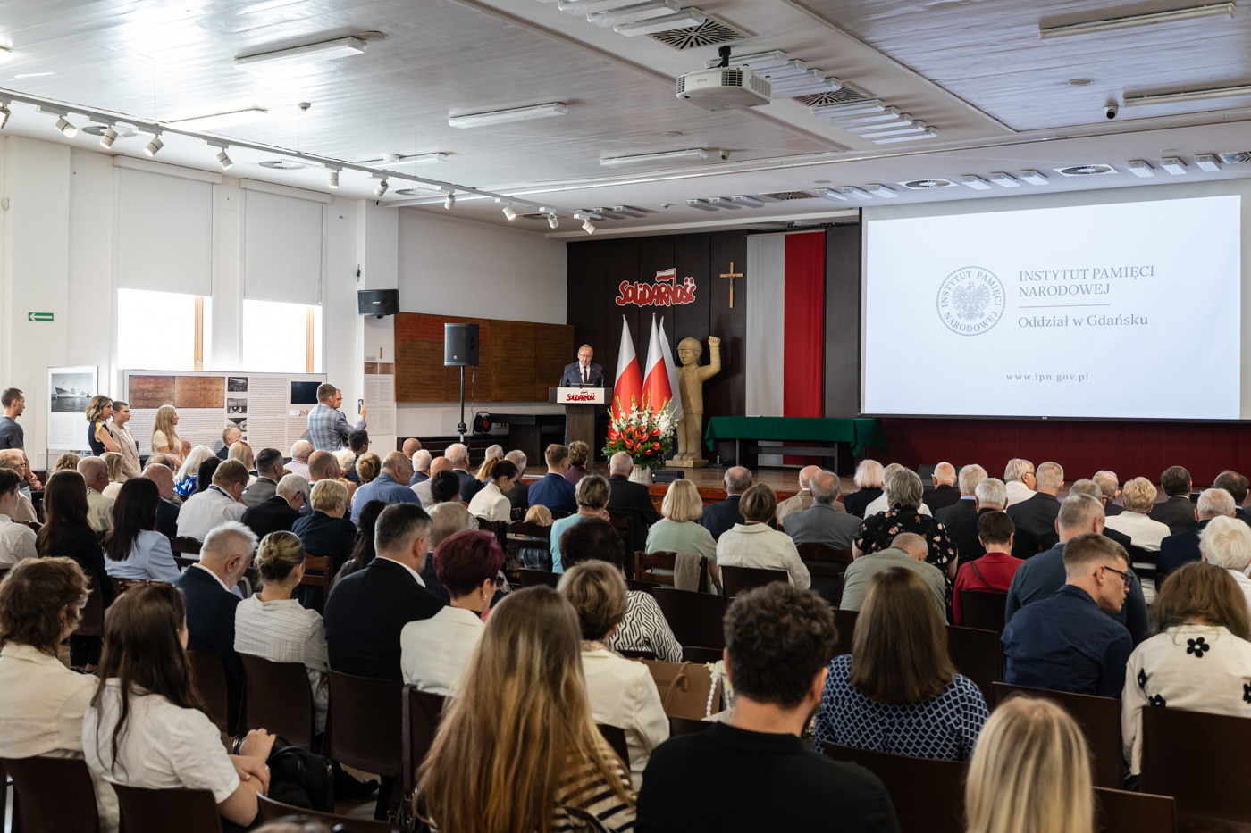 Poświęcili życie w walce o wolną i niepodległą Polskę. Na zdj. przemawia zastępca prezesa IPN dr hab. Karol Polejowski – Gdańsk, 27 sierpnia 2026. Fot. Roman Jocher
