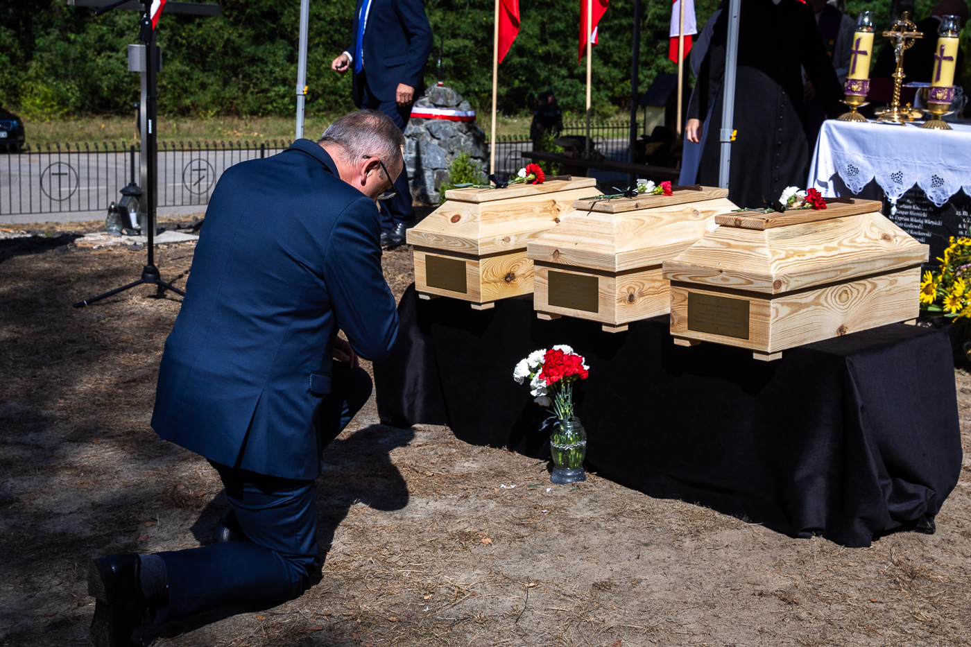 Ceremonia pogrzebowa doczesnych szczątków mieszkańców Ostrówek i Woli Ostrowieckiej – ofiar ludobójstwa na Wołyniu – 30 sierpnia 2026. Fot. Sławek Kasper (IPN)