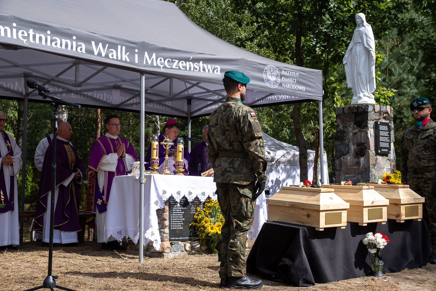 Ceremonia pogrzebowa doczesnych szczątków mieszkańców Ostrówek i Woli Ostrowieckiej – ofiar ludobójstwa na Wołyniu – 30 sierpnia 2026. Fot. Sławek Kasper (IPN)