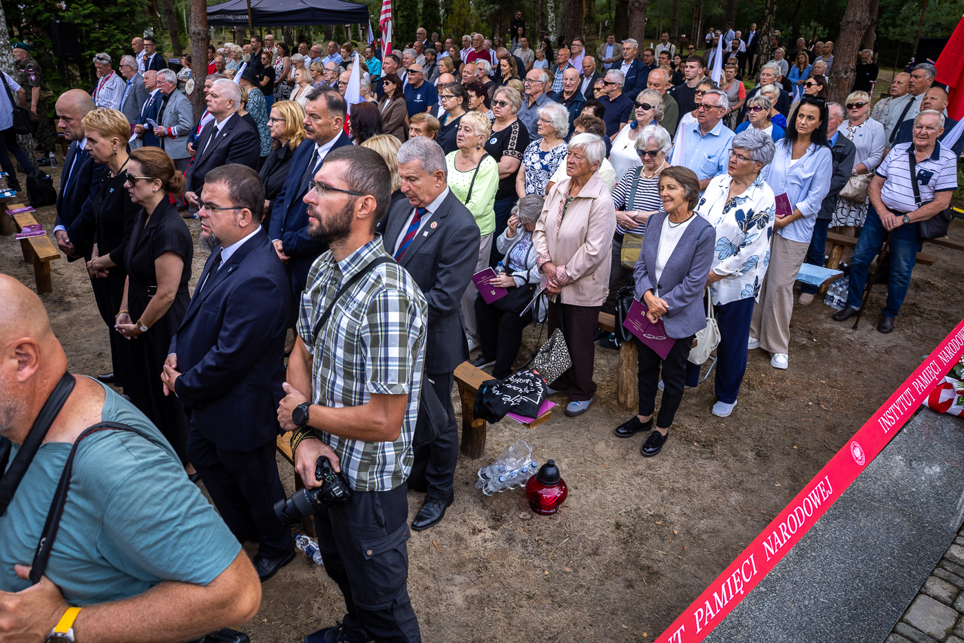 Ceremonia pogrzebowa doczesnych szczątków mieszkańców Ostrówek i Woli Ostrowieckiej – ofiar ludobójstwa na Wołyniu – 30 sierpnia 2026. Fot. Sławek Kasper (IPN)